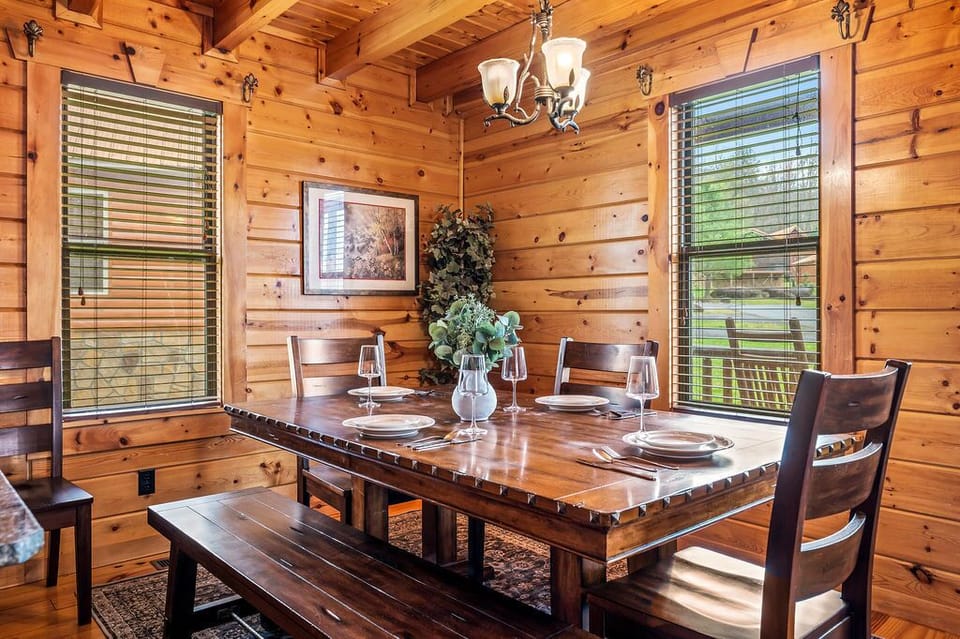 Park's Edge's inviting dining area