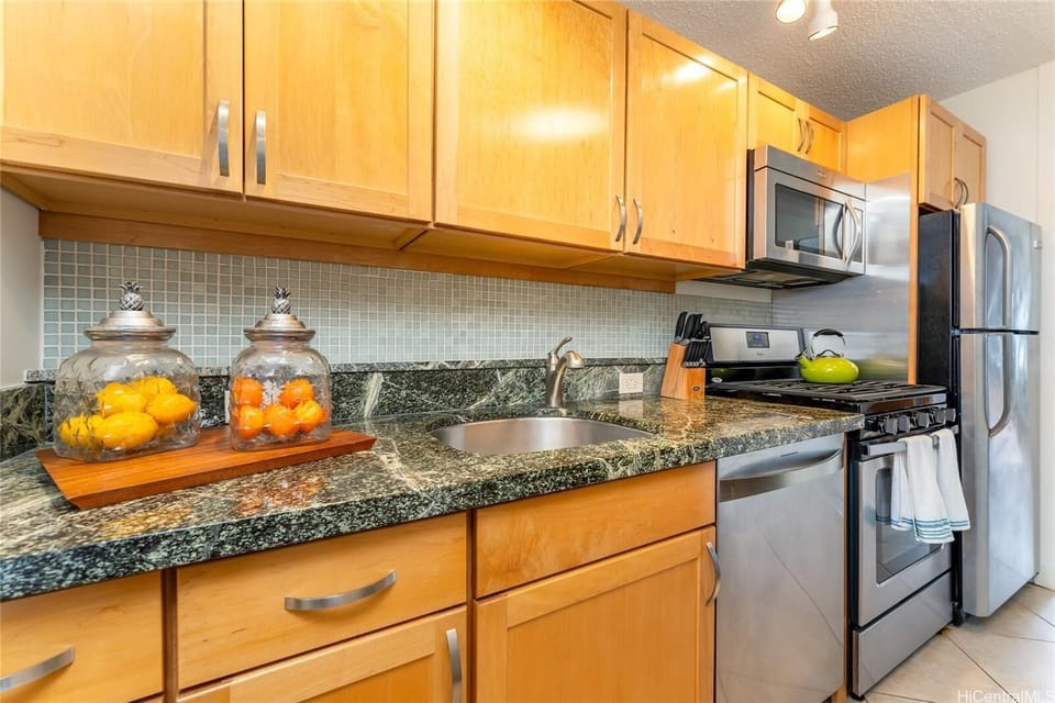 A full kitchen like at home but in paradise 🌺