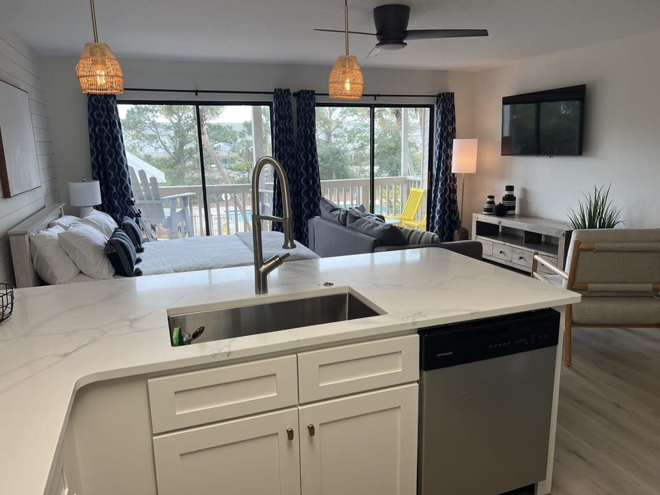 Full operating kitchen for all your cooking needs.