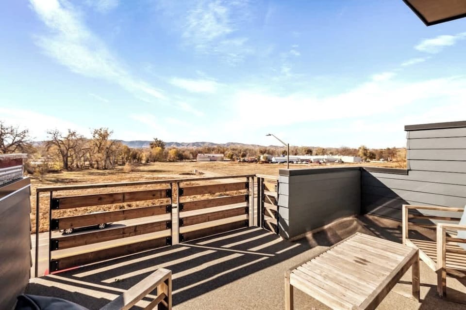 3rd floor Balcony overlooking the foothills