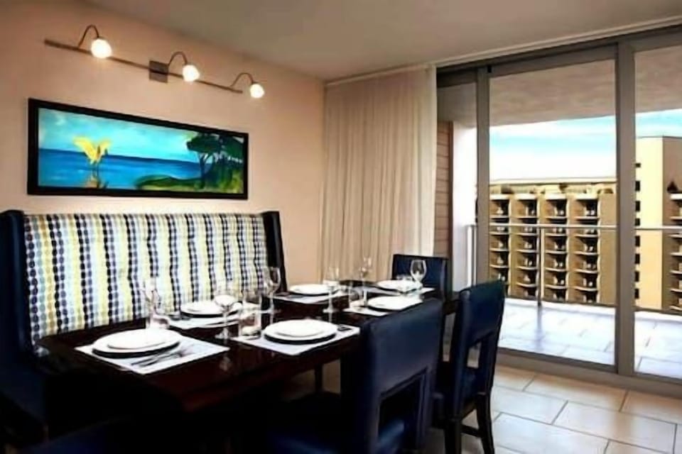Marriott’s Crystal Shores Beachfront Resort Dinning room