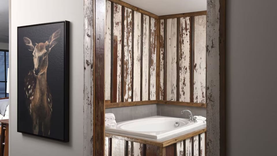 Soak leisurely in the jetted tub and melt stress away.