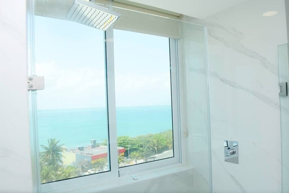 Bathroom window with great lagoon and sunset views / ventana del baño con vistas de la laguna y el atardecer