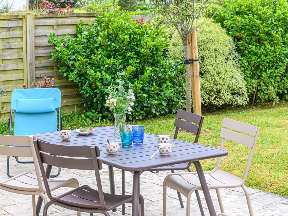 Plant, Table, Furniture, Property, Green, Outdoor Table, Chair, Outdoor Furniture, Rectangle, Wood