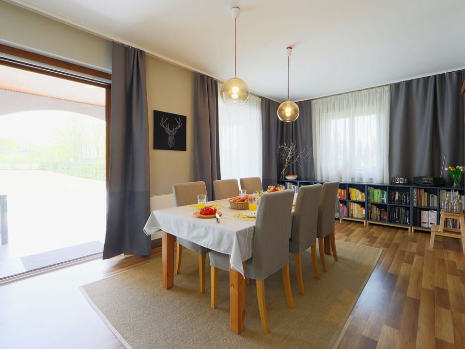 Property, Table, Furniture, Chair, Building, Curtain, Wood, Interior Design, Floor, Flooring