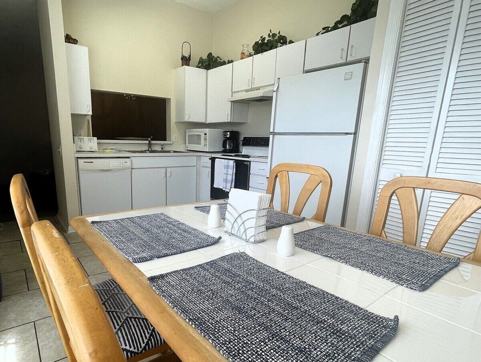 Sunny dining space to gather together