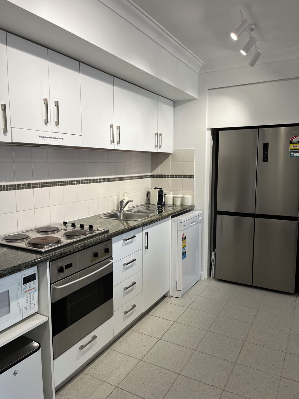 Full Kitchen - full size fridge / freezer, oven, hob, microwave, dishwasher