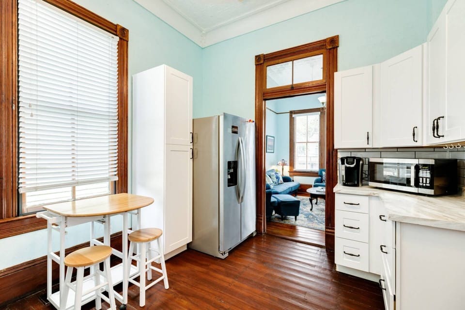 Spacious Kitchen with breakfast table