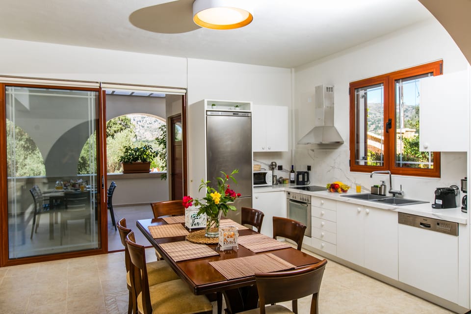 Fully equipped kitchen and dining area