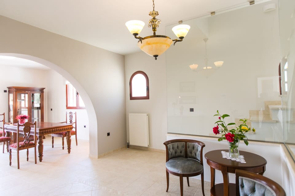 1st floor dining and siting area