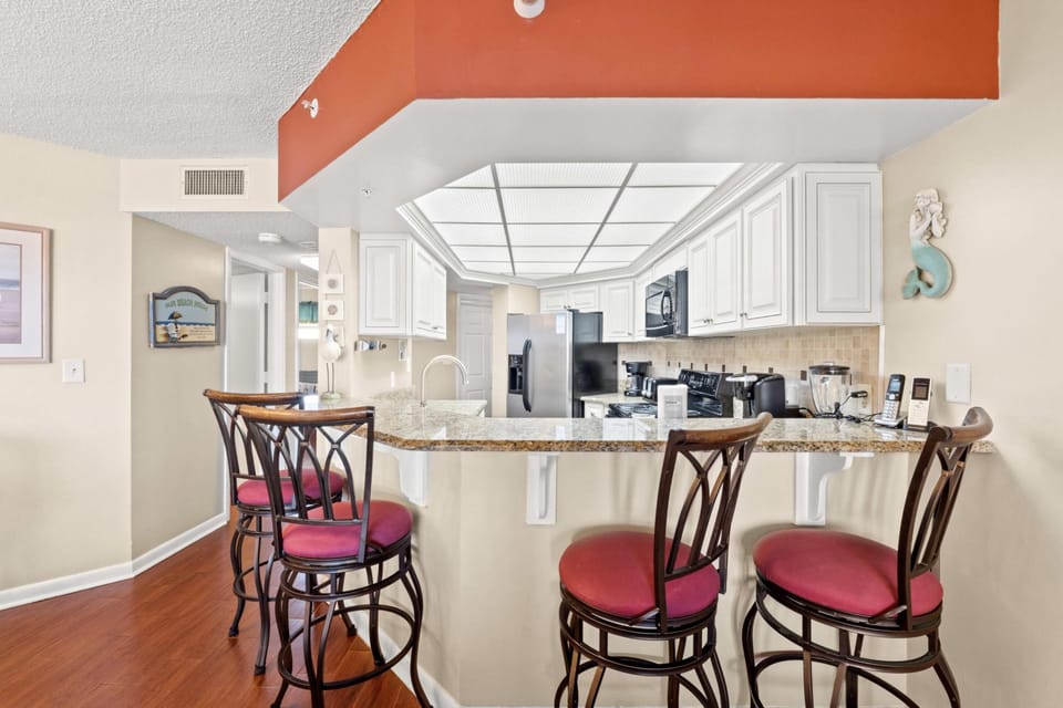 Kitchen with Breakfast Bar