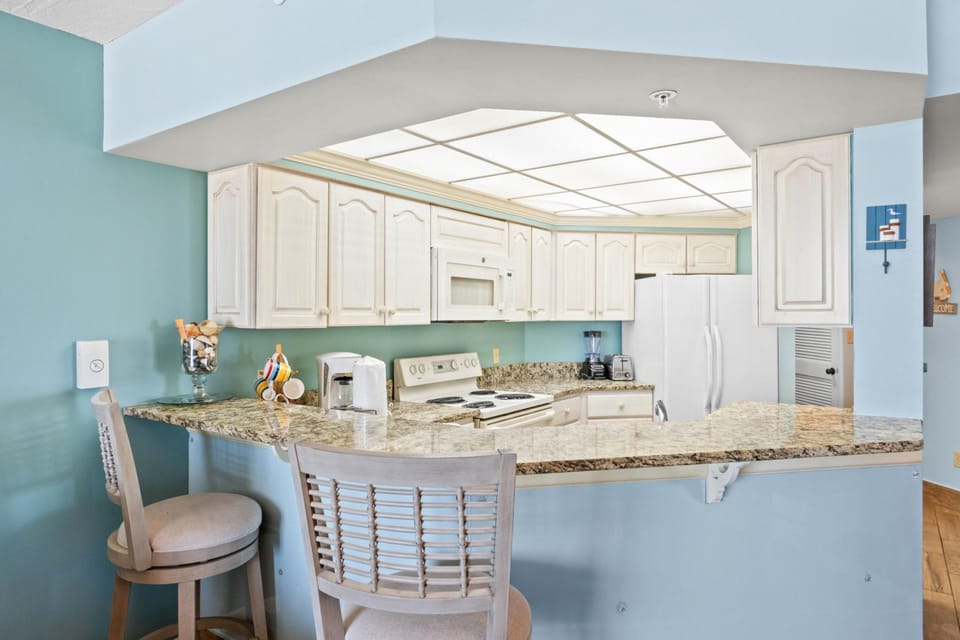Kitchen with Breakfast Bar