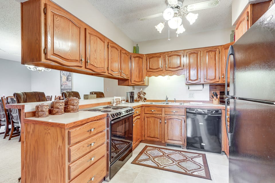 Kitchen | 1st Floor | Microwave | Toaster | Cooking Basics