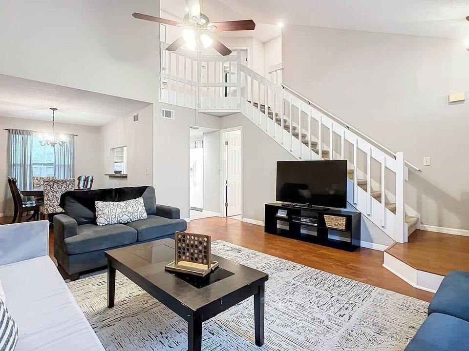 Vaulted living room, seating for 8–10