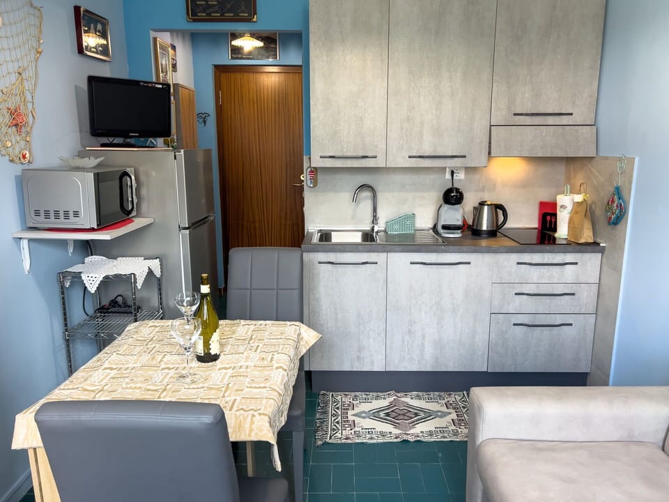 Bedroom, Kitchen