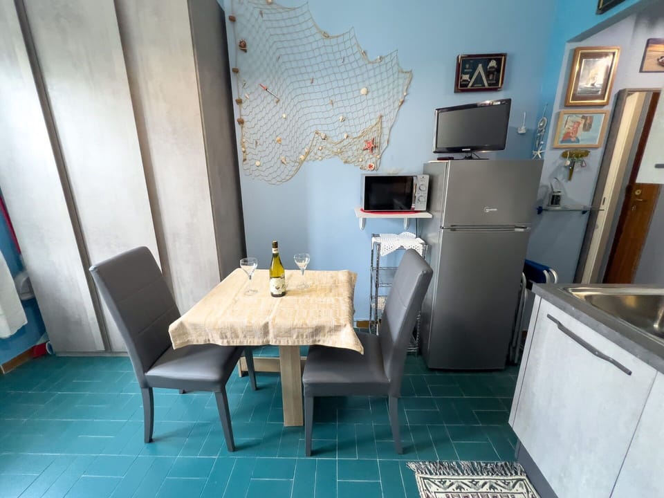 Bedroom, Kitchen