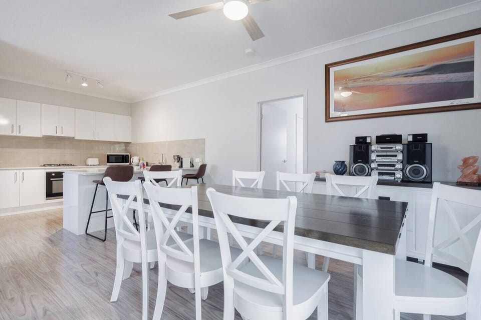 Share a meal around the large dining table or find plenty of cafes and restaurants close by.
