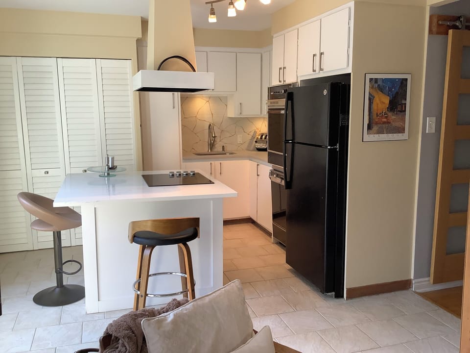Kitchen w/quartz island
Washer & dryer in closet