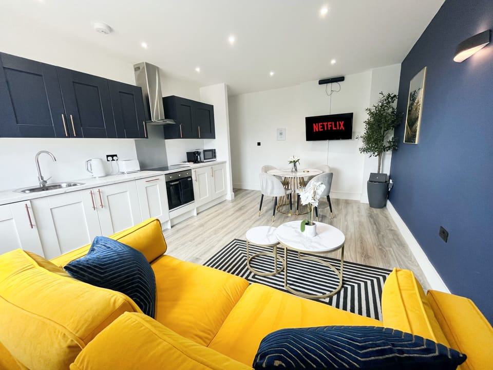 Spacious living area with 42" smart TV with free Netflix.