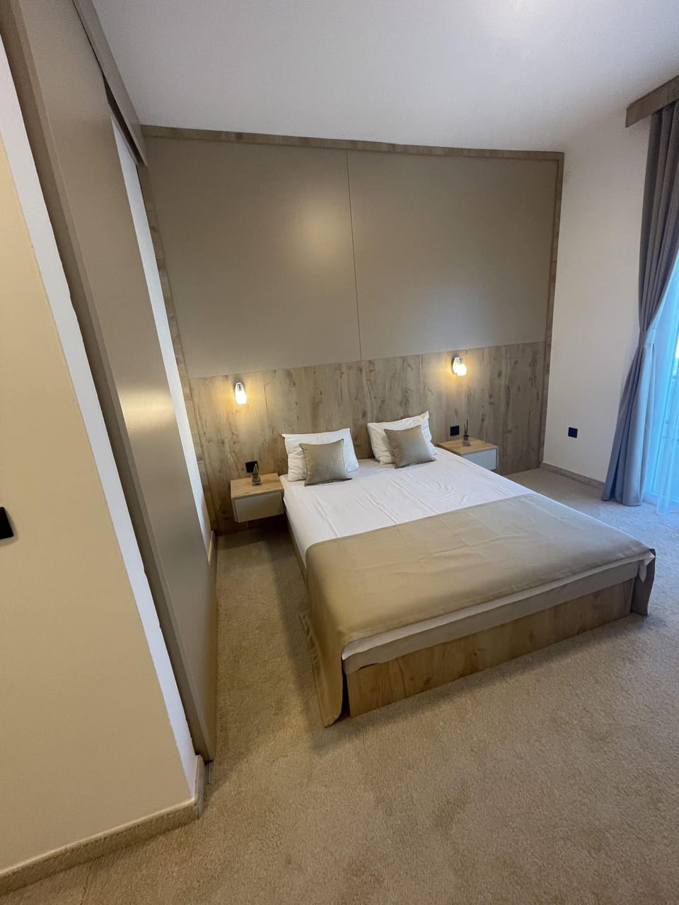 Clean linens and towels are provided