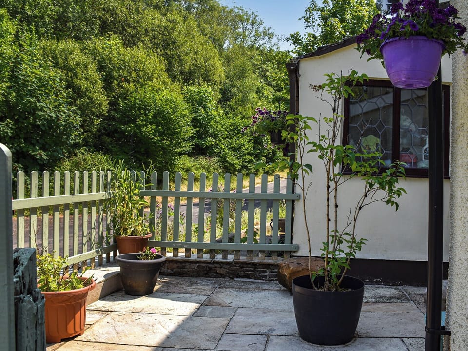 Outdoor area | Hunter&rsquo;s Lodge, Cynheidre