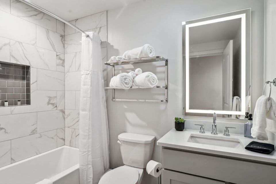 Full Bathroom with Shower/Tub Combo