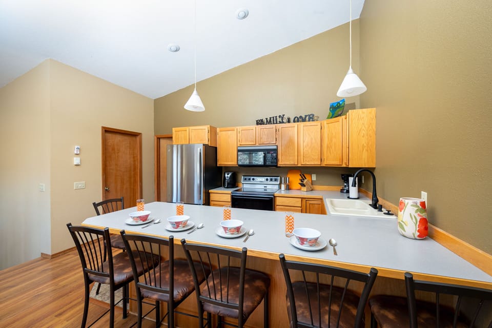Eating bar and kitchen
