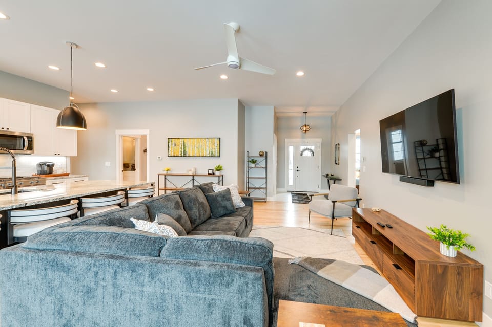 Living Room | Electric Fireplace | Free WiFi | Flat-Screen TV