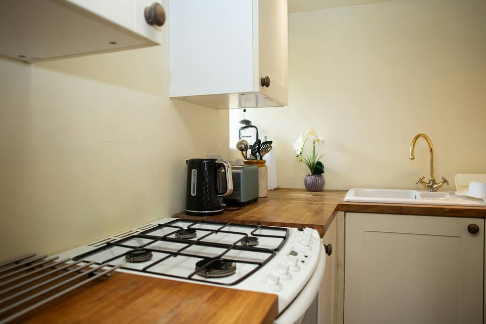 Kitchen with gas cooker, kettle, toaster and sink