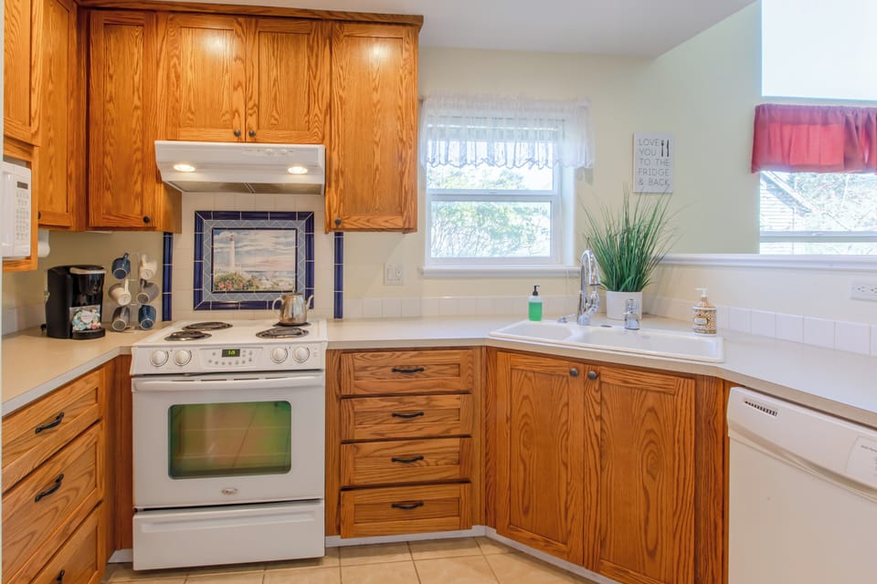 Well-stocked kitchen for all your cooking needs