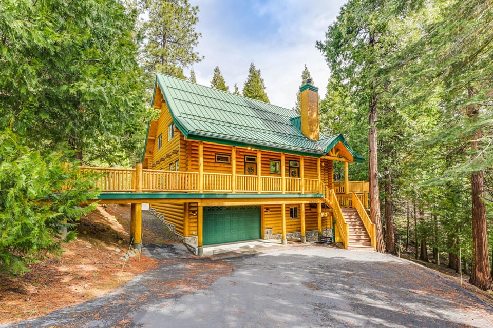 Shaver Lake Vacation Rental | 2BR | 2.BA | 2,697 Sq Ft | Steps Required to Enter