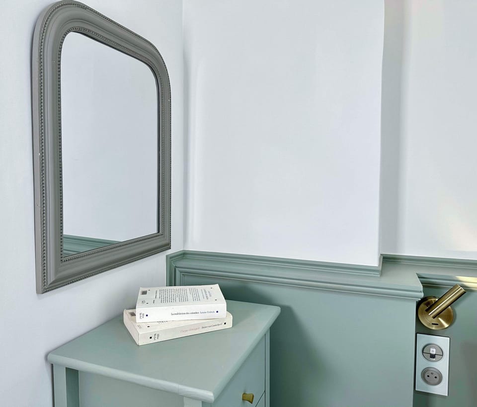 Design corner with a pretty mirror