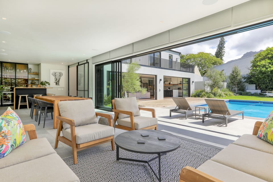  Under cover sunroom with bar, dining and seating areas. Wood BBQ, pizza oven.