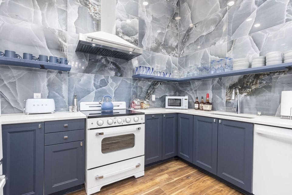 Great Kitchen with dishwasher and stove/oven