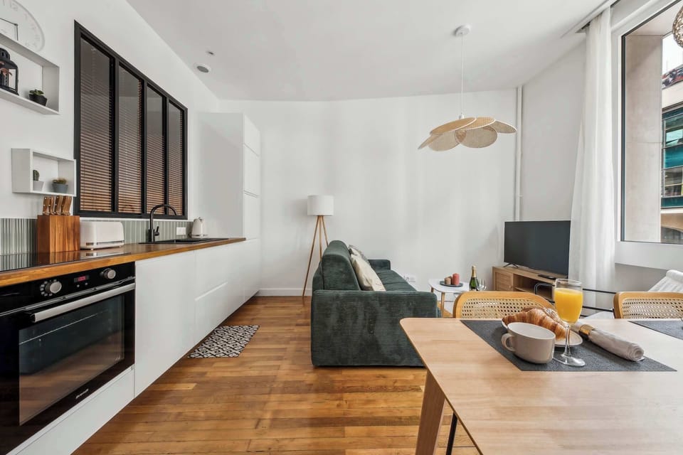 The kitchen and dining area