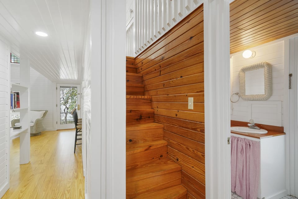 HALL FULL BATH NEXT TO STAIRCASE