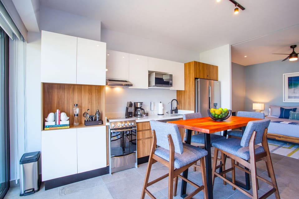 Fully equipped kitchen with bar amenities and dining table with seating for 4