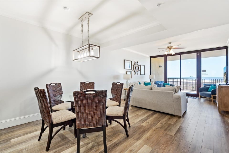 011 - Beach Bum Gulf View Dining Table