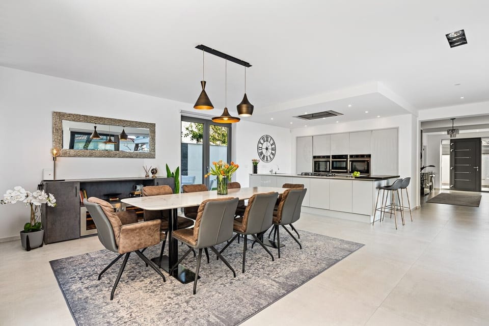 There's a fully furnished kitchen 