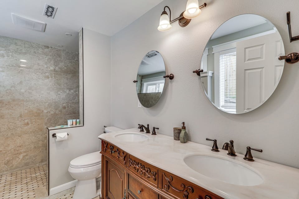 En-Suite Bathroom | Walk-In Shower | Complimentary Toiletries