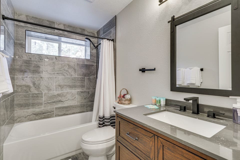 Full Bathroom | Shower/Tub Combo