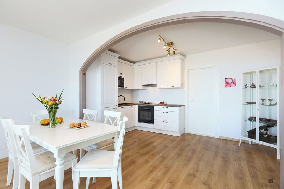 Dining table/ kitchen