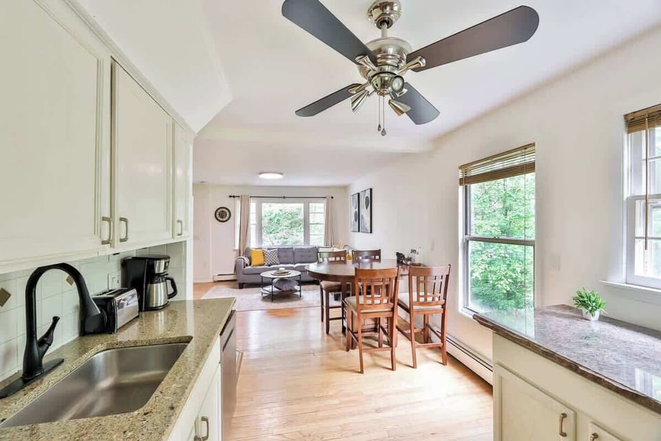 Kitchen | Upstairs Unit | Cooking Basics | Drip Coffee | Microwave | Blender | Toaster | Baking Sheets | Pots/Pans | Stove | Oven 