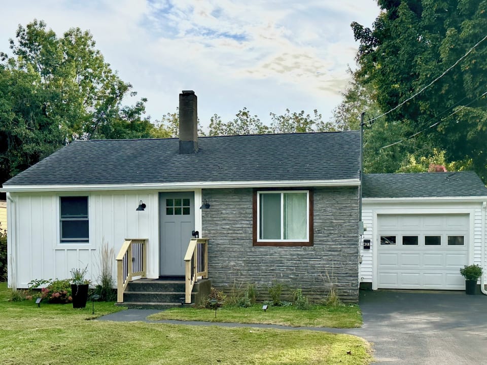 Large backyard, safe, convenient location, close to restaurants, shops, highways