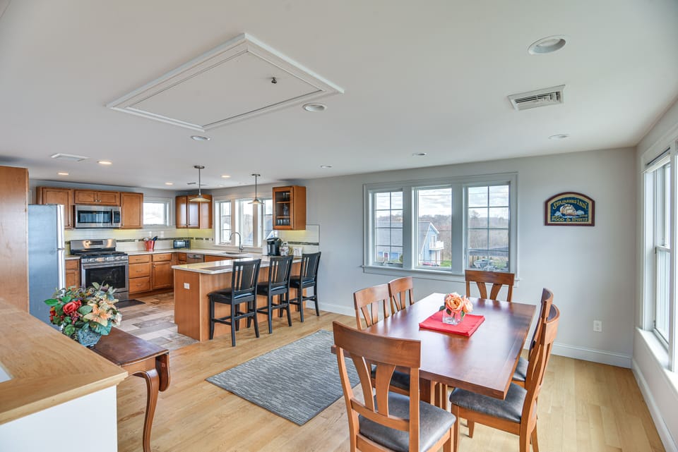 Dining Area | 3rd Floor | Dishware/Flatware | Trash Bags/Paper Towels