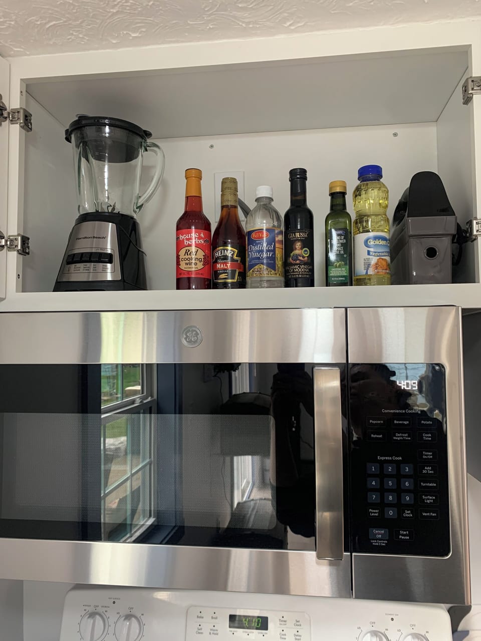 Blender, hand mixer, oils and vinegars