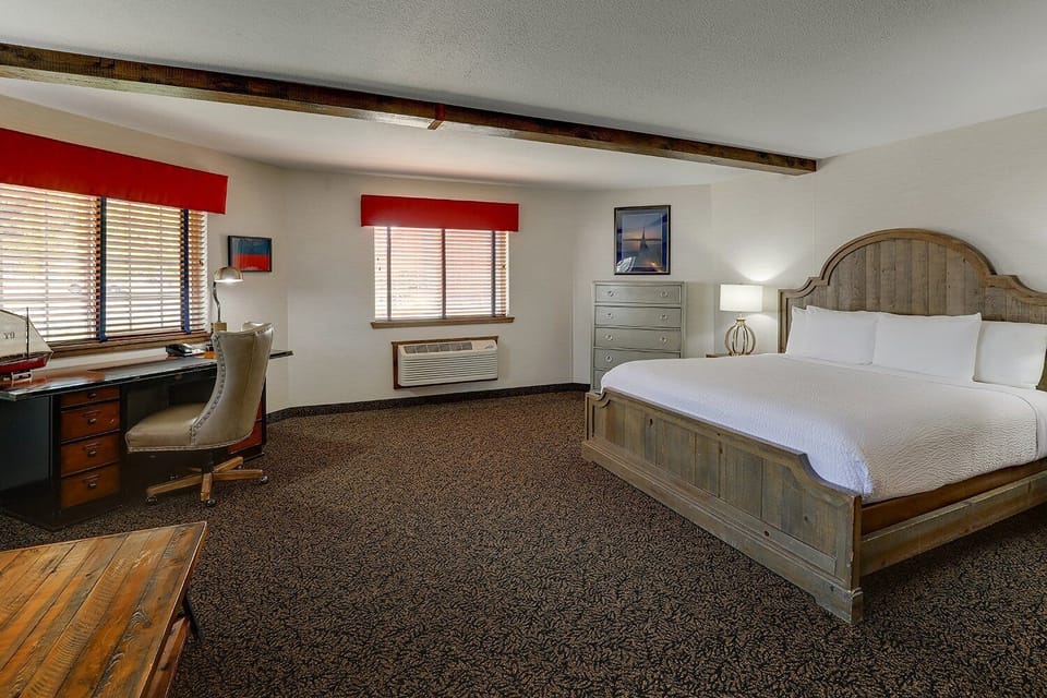 Work comfortably at the desk, then relax in bed.