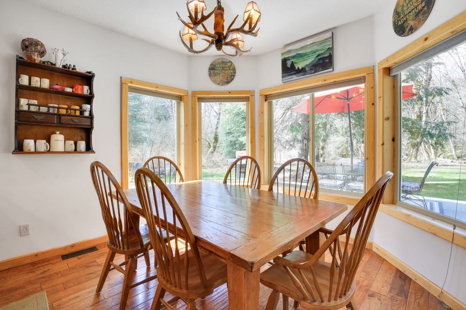 Dining Area | 1st Floor | Dining Table | Dishware/Flatware Provided