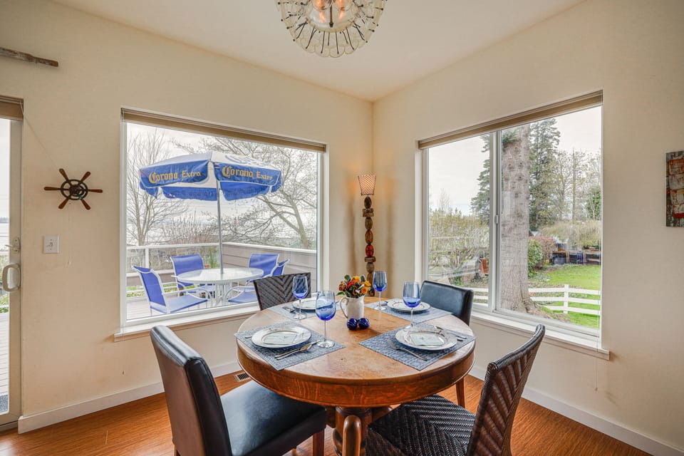 Dining Area | Dishware/Flatware Provided | 1st Floor