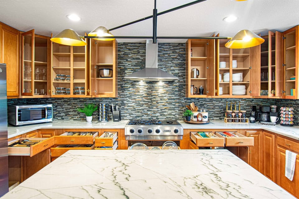 Welcome to our modern kitchen, fully stocked with everything you need to create culinary masterpieces! With sleek appliances and high-quality cookware, you’ll find it a joy to cook and entertain. Experience the perfect blend of style and functionality!